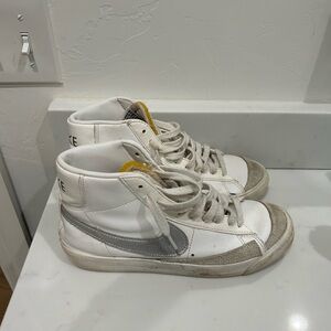 Nike Women Blazers Mid 77 Sneaker! 🩶🤍